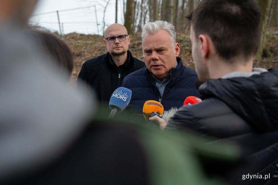 Kierownik budowy Grzegorz Dąbrowski podczas konferencji prasowej (fot. Natalia Kawalerowicz)