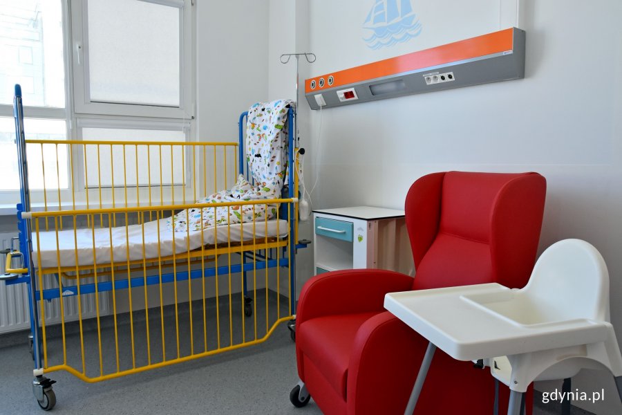 Jeden z pokoi dla pacjentów na Oddziale Pediatrycznym Szpitala św. Wincentego a Paulo w Gdyni z miejscem dla rodzica lub opiekuna. W pokoju stoją łóżko, fotel i stolik do karmienia // fot. Magdalena Czernek