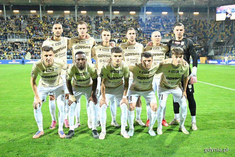 Wsp&oacute;lne zdjęcie zawodnik&oacute;w Arki Gdynia przed Meczem Stulecia (fot. Michał Puszczewicz)