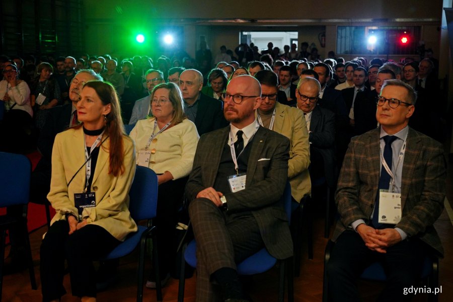 Wśr&oacute;d gości otwarcia finału XLIX Og&oacute;lnopolskiej Olimpiady Wiedzy Elektrycznej i Elektronicznej byli m.in. Dorota Kotwicka - dyrektorka Zespołu Szk&oacute;ł Chłodniczych i Elektronicznych oraz Grzegorz Kryger - pomorski kurator oświaty