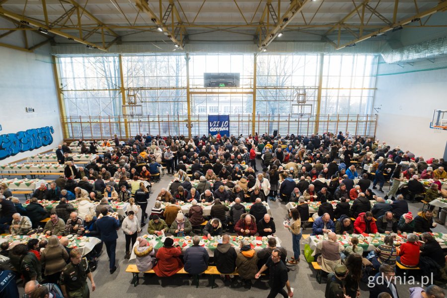 Uczestnicy gdyńskiej wigilii dla samotnych i potrzebujących przy świątecznych stołach 