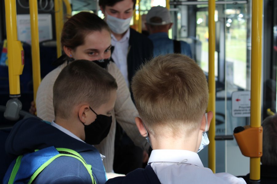 Ola i Dawid witają pasażerów linii 32 cukierkami, fot. Magda Śliżewska