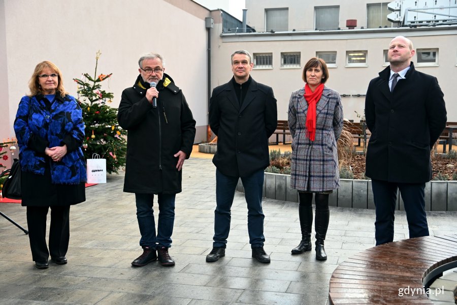 Uroczystość otwarcia nowego budynku SP16 - od lewej Ewa Krym, Wojciech Szczurek, Marcin Wołek, Dorota Bębenek i Bartosz Bartoszewicz