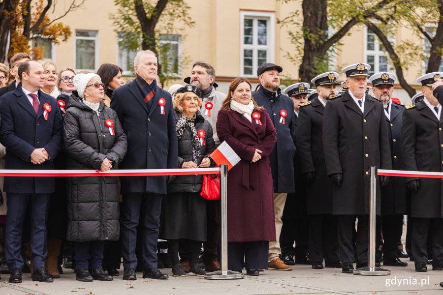 Na zdjęciu m.in.: posłanka Henryka Krzywonos-Strycharska, poseł Rafał Siemaszko, wicewojewoda Emil Rojek, prezydent Gdyni Aleksandra Kosiorek, przewodniczący Rady Miasta Tadeusz Szemiot, wiceprzewodnicząca Rady Miasta Mariola Śrubarczyk-Cichowska, radna Agnieszka Tokarska, radna Teresa Bysewska, radny Łukasz Strzałkowski (fot. Karol Stańczak)
