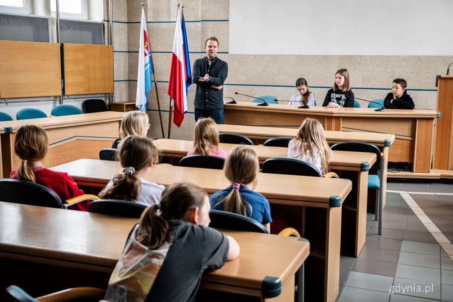 Grupa z SP nr 37 w Gdyni w sali obrad Rady Miasta Gdyni - spotkanie z radnym Norbertem Anisowiczem (fot. Kamil Złoch)