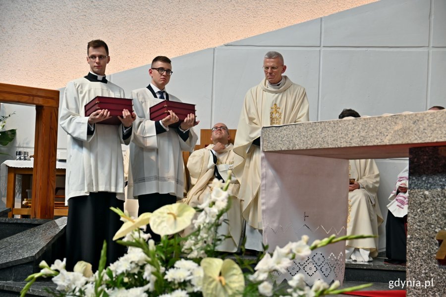 Po prawej: ks. Edmund Skalski - proboszcz parafii pw. Najświętszej Maryi Panny Królowej Polski podczas uroczystości koronacji wizerunku Matki Bożej Pocieszenia w sanktuarium Miłosierdzia Bożego w Gdyni // fot. Magdalena Czernek