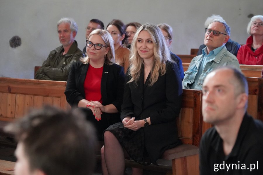 W kościelnych ławkach siedzą: Oktawia Gorzeńska, wiceprezydentka Gdyni, Celina Łozowska, kierowniczka Biura Miejskiego Konserwatora Zabytków i Aleksander Gosk, wicedyrektor Muzeum MW  