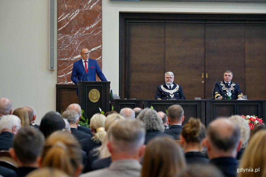 Wicewojewoda pomorski Emil Rojek przemawiający podczas uroczystości z okazji 106. rocznicy utworzenia Uniwersytetu Morskiego w Gdyni 