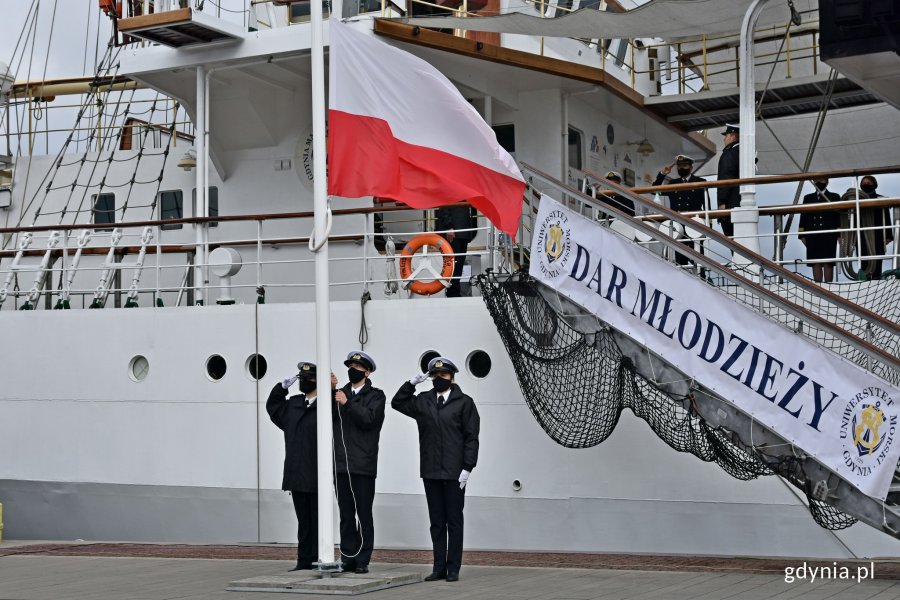 Odegranie hymnu narodowego i wciągnięcie biało-czerwonej flagi na maszt podczas oficjalnej inauguracji roku akademickiego Uniwersytetu Morskiego // fot. Magdalena Czernek