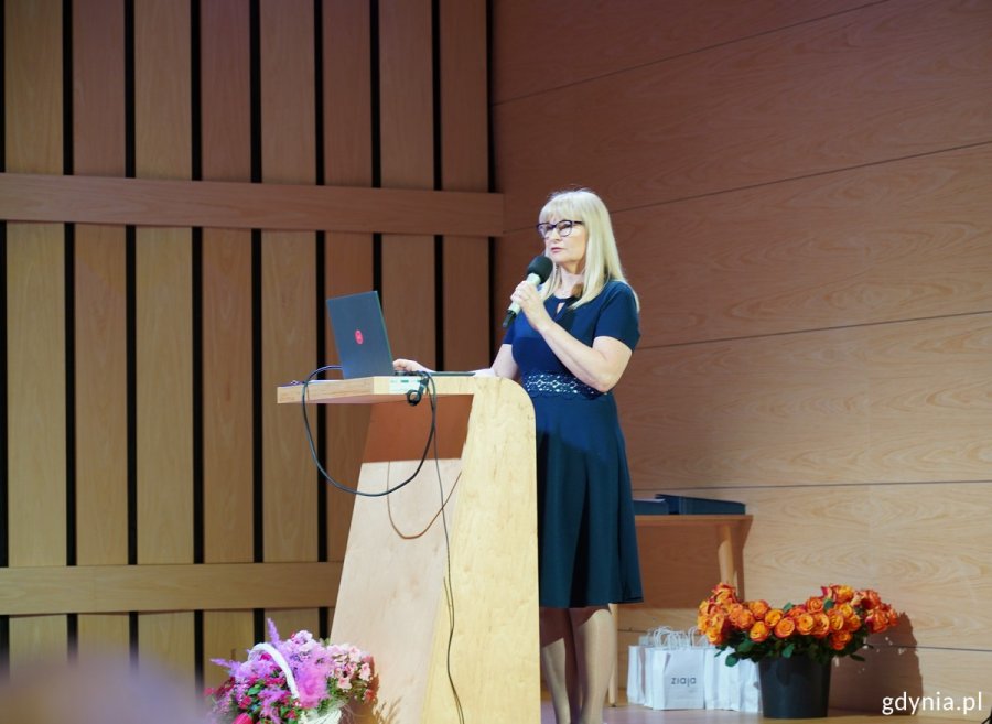 Bożena Zglińska, dyrektor Centrum Aktywności Seniora w Gdyni przy mikrofonie