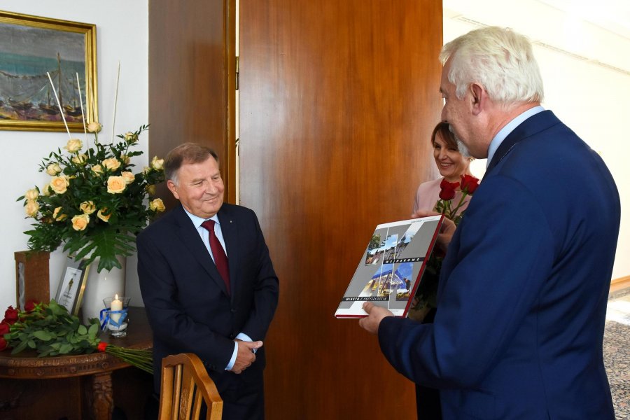 Podziękowanie dla przechodzącego na emeryturę Henryka Tomaszewskiego, fot. Michał Kowalski