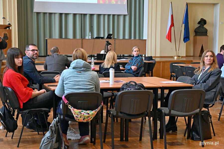 Uczestnicy warsztat&oacute;w dotyczących tworzenia Strategii Rozwoju Polskiego Sportu 2040 zgromadzeni a Auli Zygmunta Augusta Akademii Marynarki Wojennej w Gdyni 