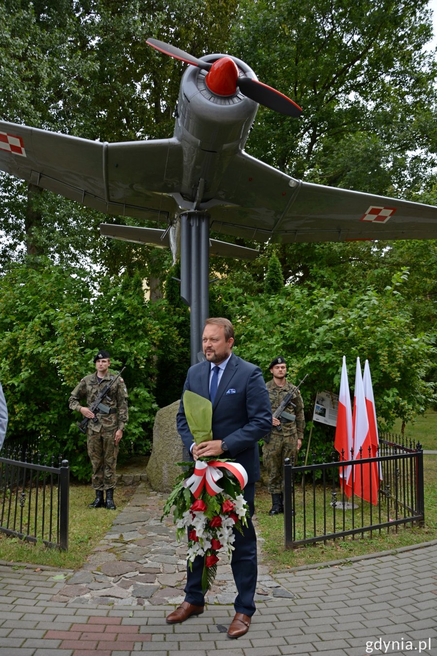 Przy samolocie TS-8 Bies na Babich Dołach złożono kwiaty z okazji Święta Lotnictwa Polskiego. Na zdjęciu: Marek Łucyk, wiceprezydent Gdyni ds. rozwoju // fot. Paweł Kukla