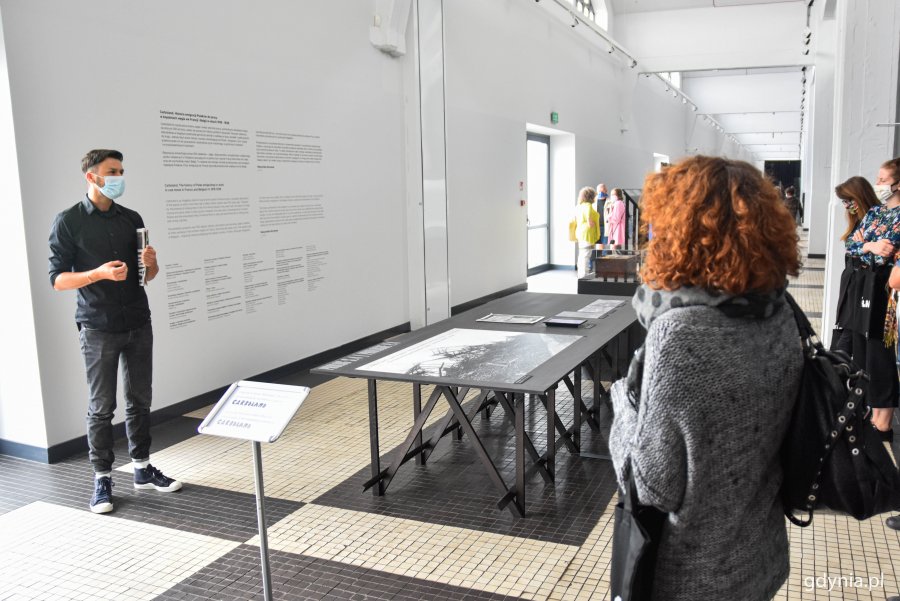 Oprowadzanie kuratorskie przez Maksymiliana Bochenka zainaugurowało wystawę „Carboland. Historia emigracji Polaków do pracy w kopalniach węgla we Francji i Belgii w latach 1919-1939”, fot. Kamil Złoch