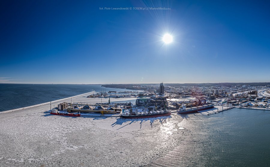 Widok z góry na Nabrzeże Wendy i Basen III Węglowy, w tle rozciąga się widok na Gdynię, fot. Piotr Lewandowski