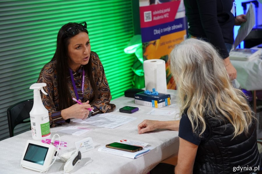 Jedno ze stoisk w Polsat Plus Arenie Gdynia oraz mieszkańcy