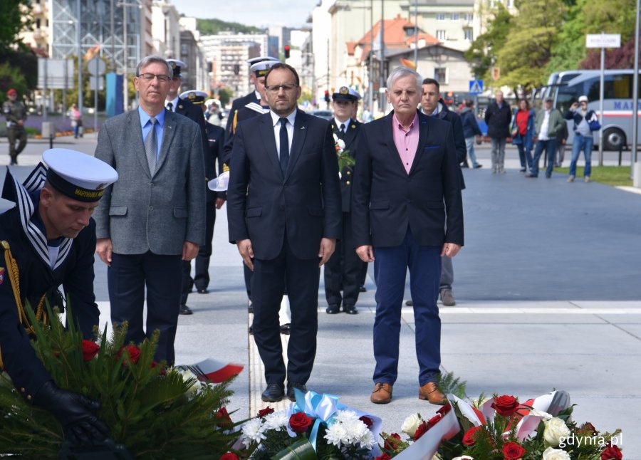 Delegacja gdyńskich władz: wiceprzewodniczący Rady Miasta Andrzej Bień oraz radni Zenon Roda i Krzysztof Chachulski złozyli wieniec pod pomnikiem Polski Morskiej // fot. Magdalena Czernek