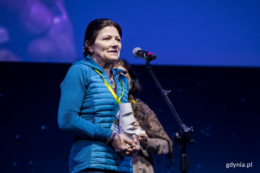 Marianna Syrokomska-Kantecka w imieniu mamy odbiera Nagrodę Specjalną Kolosów (fot. Karol Stańczak)
