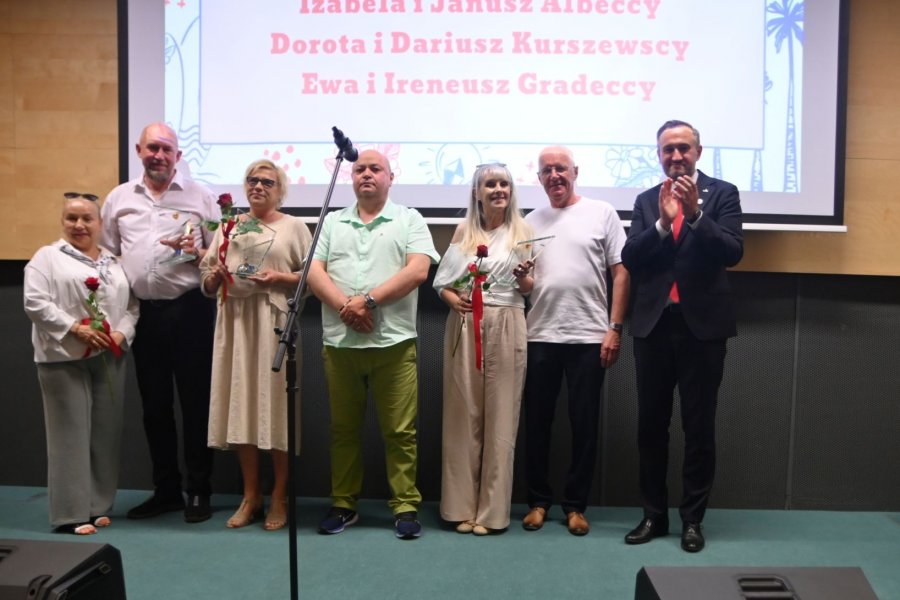 Grupa ludzi na scenie