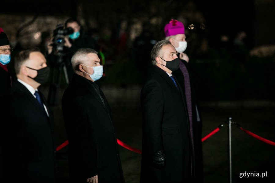 Od prawej: prezydent Gdyni Wojciech Szczurek, Krzysztof Dośla - przewodniczący Regionu Gdańskiego NSZZ Solidarność i prezydent RP Andrzej Duda podczas porannych symbolicznych obchodów 50. rocznicy wydarzeń Grudnia '70 w Gdyni // fot. Karol Stańczak