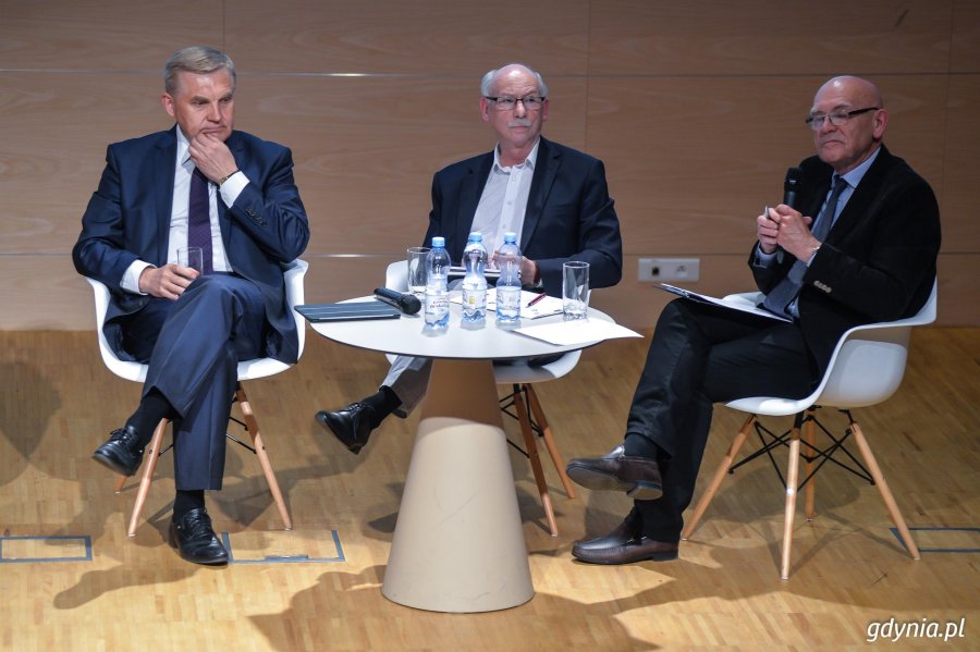 Debata o przyszłości Europy w PPNT. Na zdjęciu Tadeusz Truskolaski, Janusz Lewandowski oraz prowadzący debatę Marek Ponikowski.