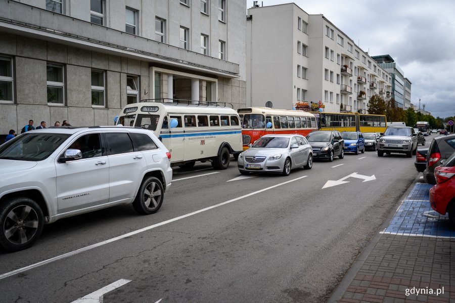 Parada autobusów i trolejbusów // fot. Dawid Linkowski