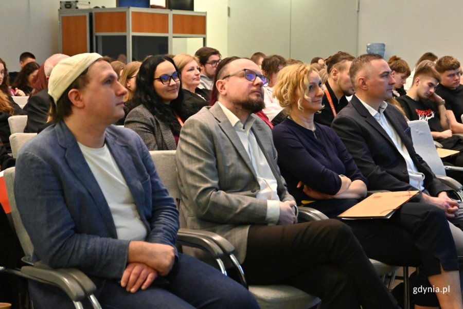 Na zdjęciu m.in.: Mariusz Bzdęga, dyrektor zarządzający ds. kultury i aktywności mieszkańc&oacute;w, Karolina Grabowicz-Matyjas, dyrektorka Muzeum Emigracji (fot. Magdalena Starnawska)