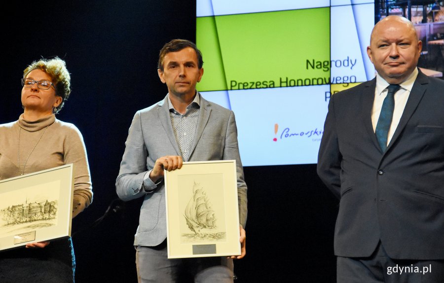 Jacek Debis z Agencji Rozwoju Gdyni odbiera jedną z Nagród Prezesa Honorowego PROT, fot. Kamil Złoch