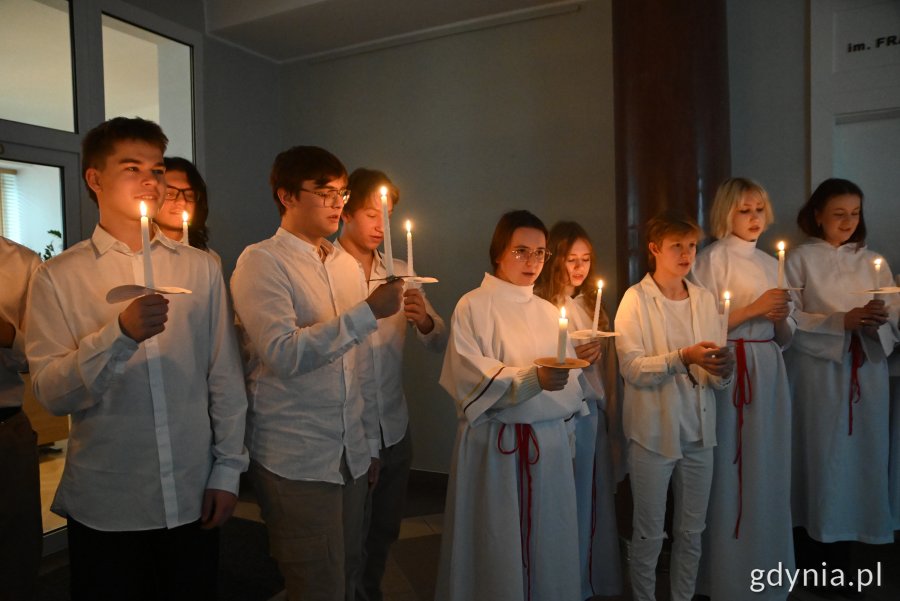 Uczniowie śpiewają szwedzkie pieśni// fot. Karolina Szypelt