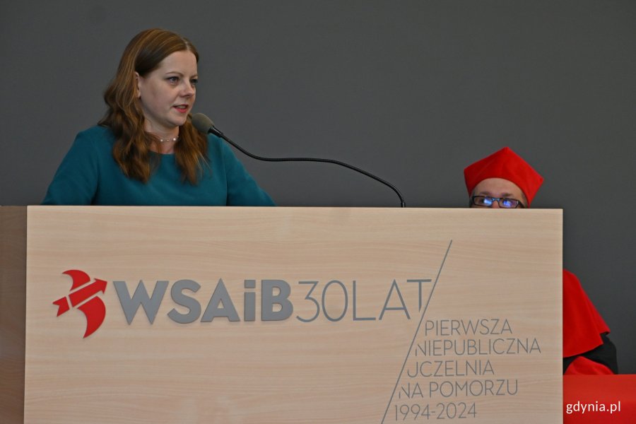 Prezydent Gdyni Aleksandra Kosiorek podczas wygłaszania wykładu inauguracyjnego