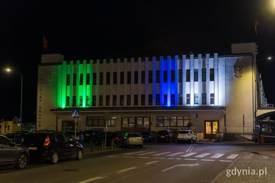 Fasada Muzeum Emigracji podświetlona z okazji 50-lecia wsp&oacute;łpracy z brytyjskim miastem Plymouth (fot. Paweł Budziński)