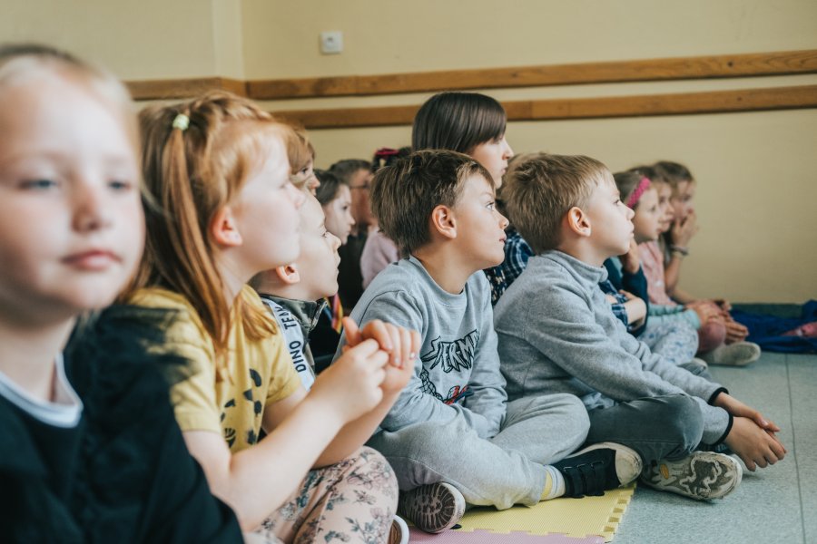Zasłuchane dzieci podczas czytania w Szkole Podstawowej nr 45 w Gdyni