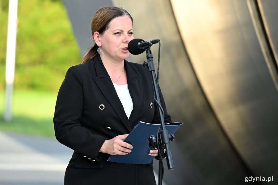Prezydent Gdyni Aleksandra Kosiorek przemawiająca podczas uroczystego apelu z okazji Święta Morza
