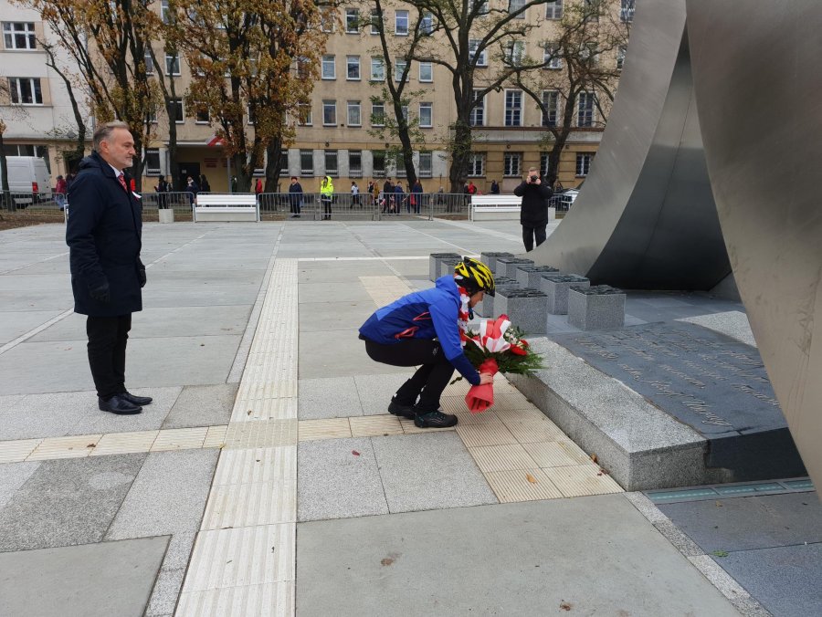Miłka złożyła kwiaty pod pomnikiem Polski Morskiej w towarzystwie prezydenta Wojciecha Szczurka // fot. Klaudia Okoń