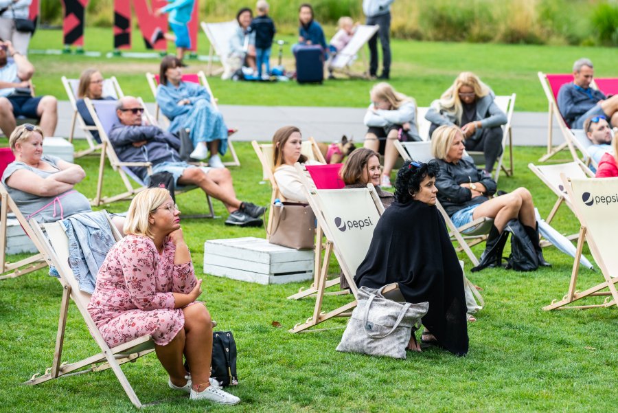 Widzowie festiwalu "Miasto Słowa" siedzą na leżakach ustawionych na trawie na placu Grunwaldzkim // fot. Anna Rezulak