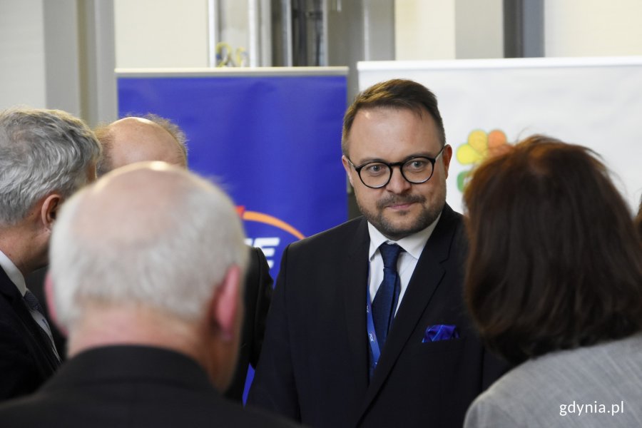 - W Gdyni już mamy czyste powietrze, a podpisana dzisiaj umowa, to dodatkowa gwarancja, że gdyńskie powietrze będzie z roku na rok jeszcze lepszej jakości – mówi Marek Łucyk, wiceprezydent Gdyni ds. rozwoju, fot. Jan Ziarnicki