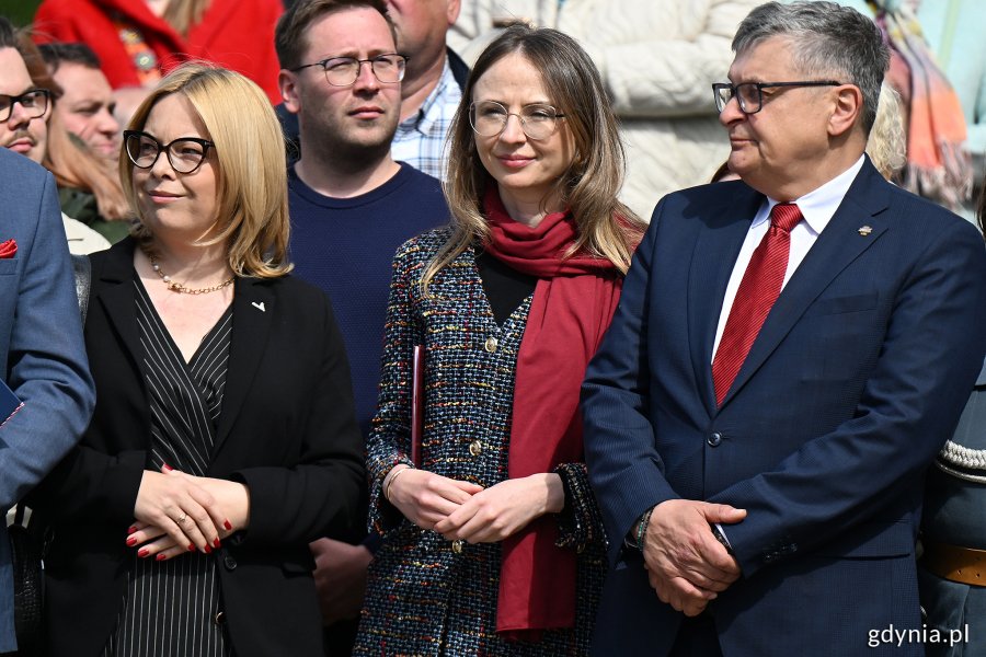 Od lewej: wiceprezydentka Gdyni Oktawia Gorzeńska, Agnieszka Dziemianowicz-Bąk - ministra rodziny, pracy i polityki społecznej oraz Krzysztof Kozubowski - członek zarządu okręgu pomorskiego Światowego Związku Żołnierzy Armii Krajowej podczas uroczystości z okazji Święta Narodowego Trzeciego Maja 