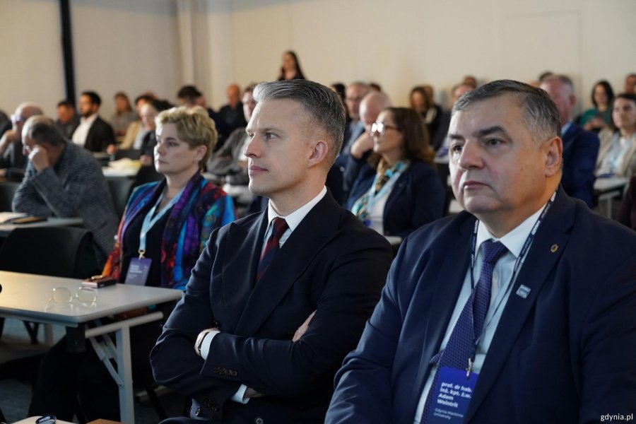Na sali wśr&oacute;d uczestnik&oacute;w konferencji m.in. Arkadiusz Marchewka, minister infrastruktury i prof. dr hab. inż. kpt. ż.w. Adam Weintrit, rektor Uniwersytetu Morskiego w Gdyni 