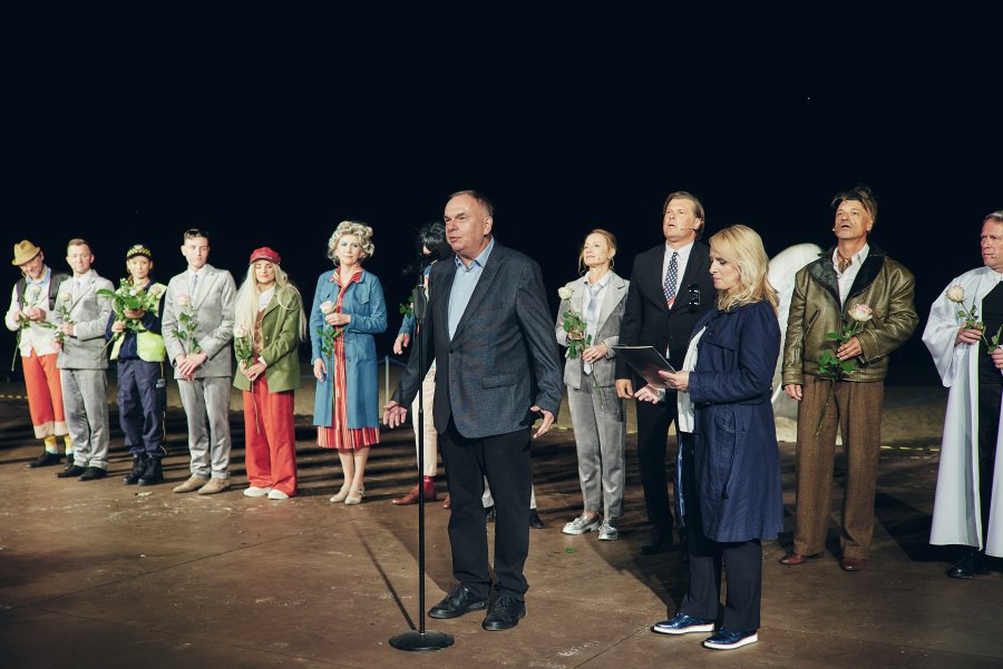 Kobiety i mężczyźni na scenie