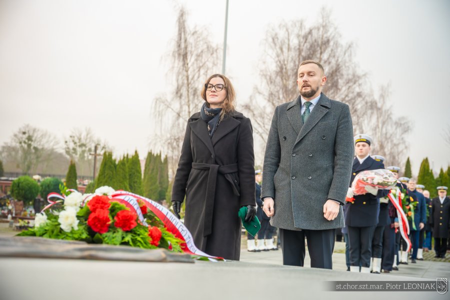 Posłanka Wioleta Tomczak składająca kwiaty podczas uroczystości upamiętniających marynarzy represjonowanych przez władze komunistyczne w okresie powojennym