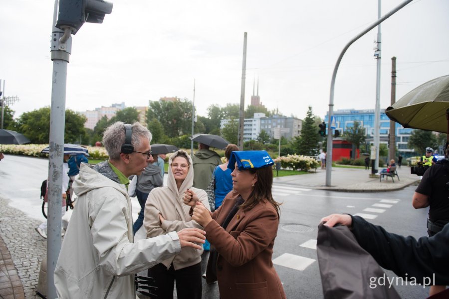 Wiceprezydentka Gdyni Oktawia Gorzeńska odbiera ostatnie instrukcje od  Sławomira Pultyna, autora zdjęć i&nbsp;wykładowcy Gdyńskiej Szkoły Filmowej (fot. Paweł Budziński)