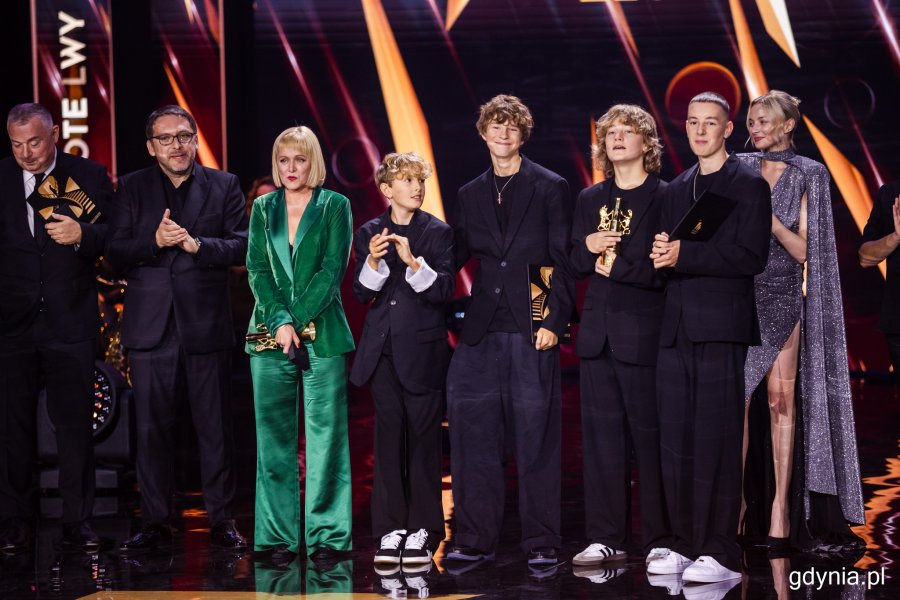 "Ministranci" odbierają Złote Lwy. Gala wręczenia nagród 50. Festiwalu Polskich Filmów Fabularnych w Gdyni w Teatrze Muzycznym (fot. Karol Stańczak)Gala wręczenia nagród 50. Festiwalu Polskich Filmów Fabularnych w Gdyni w Teatrze Muzycznym (fot. Karol Stańczak)