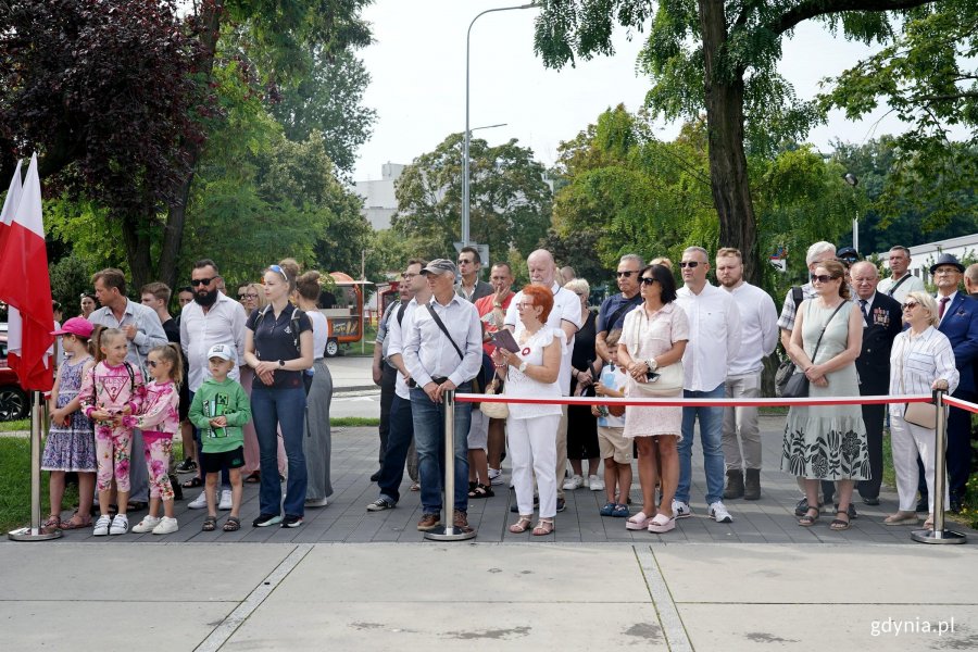 Uczestnicy uroczystości z okazji 82. rocznicy wybuchu powstania warszawskiego zgromadzeni przy Pomniku Armii Krajowej na Skwerze Kościuszki 