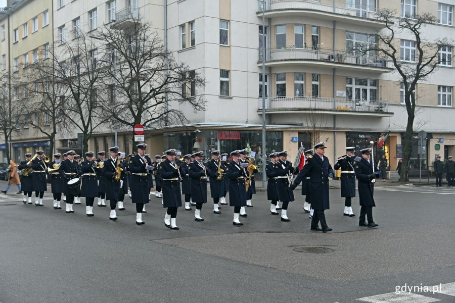 Defilada w wykonaniu Orkiestry Reprezentacyjnej Marynarki Wojennej podczas uroczystości 25. rocznicy wstąpienia Polski do NATO