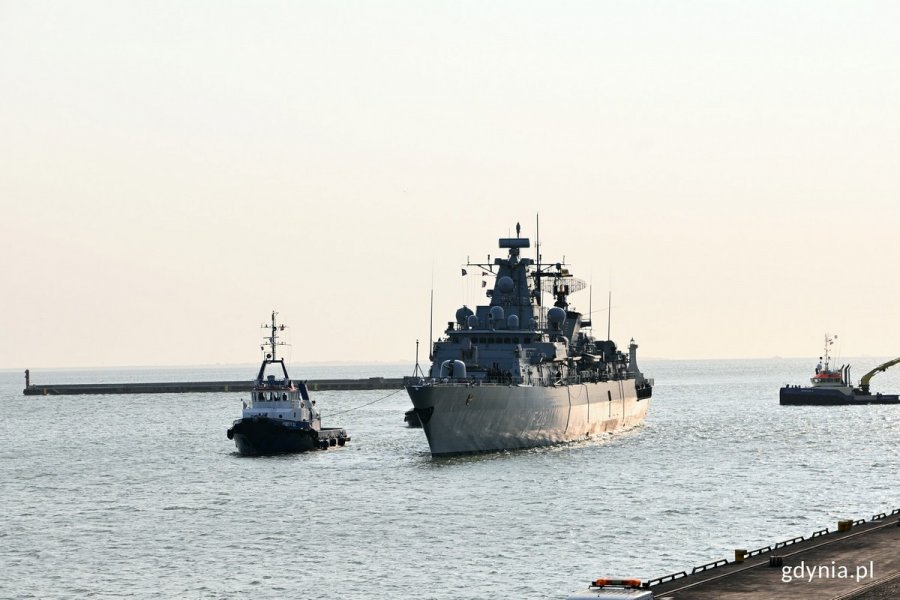 Niemiecka fregata FGS „Mecklenburg-Vorpommern” wpływająca do gdyńskiego portu // fot. Magdalena Czernek