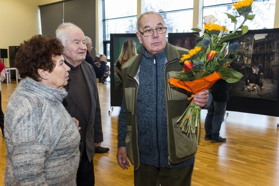 Na zdj. Mirosław Araszewski z kwiatami (z prawej) 
