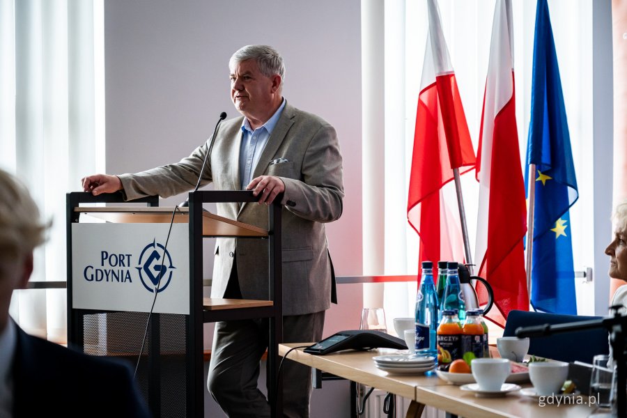 Posiedzenie sejmowej Komisji Infrastruktury w Porcie Gdynia – przemówienie posła Kazmierza Plockego (fot. Kamil Złoch)