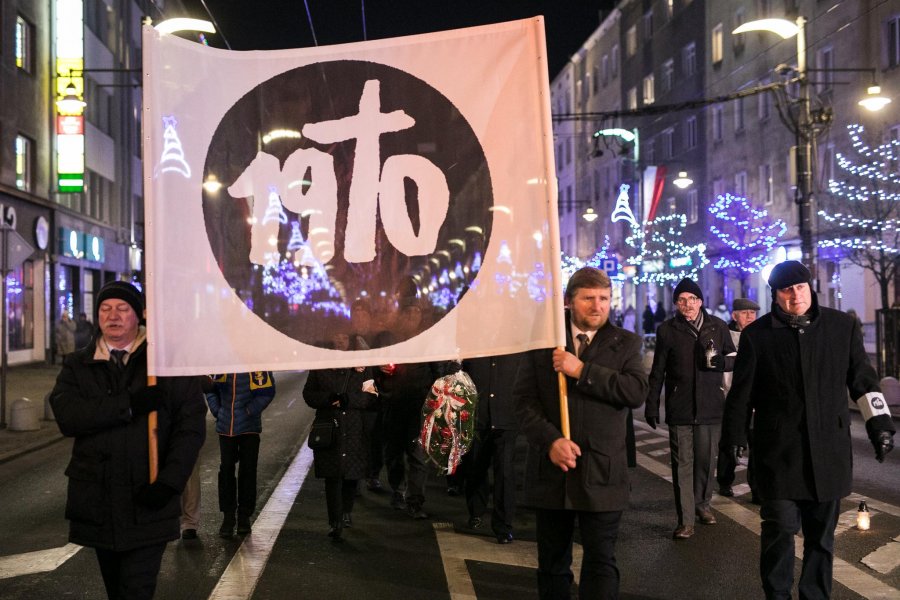 Wieczorne uroczystości upamiętniające ofiary Grudnia '70 - przemarsz pod pomnik // fot. Karol Stańczak