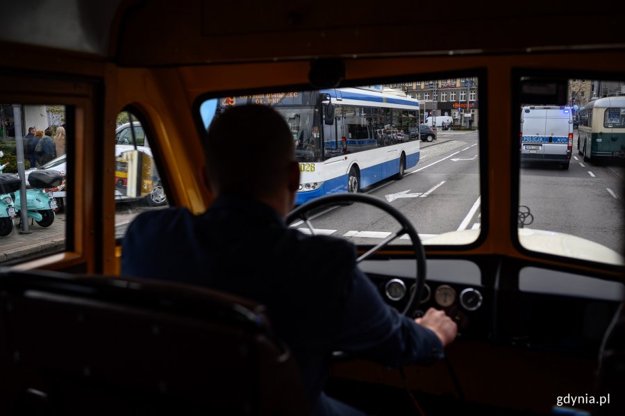 Parada autobusów i trolejbusów // fot. Dawid Linkowski