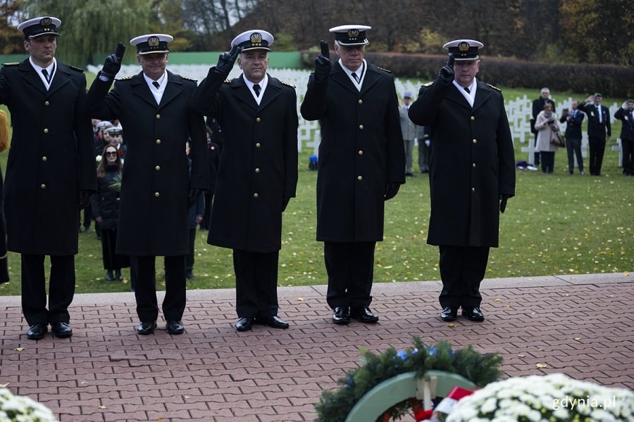 Marynarze Marynarki Wojennej stoją w szeregu i salutują